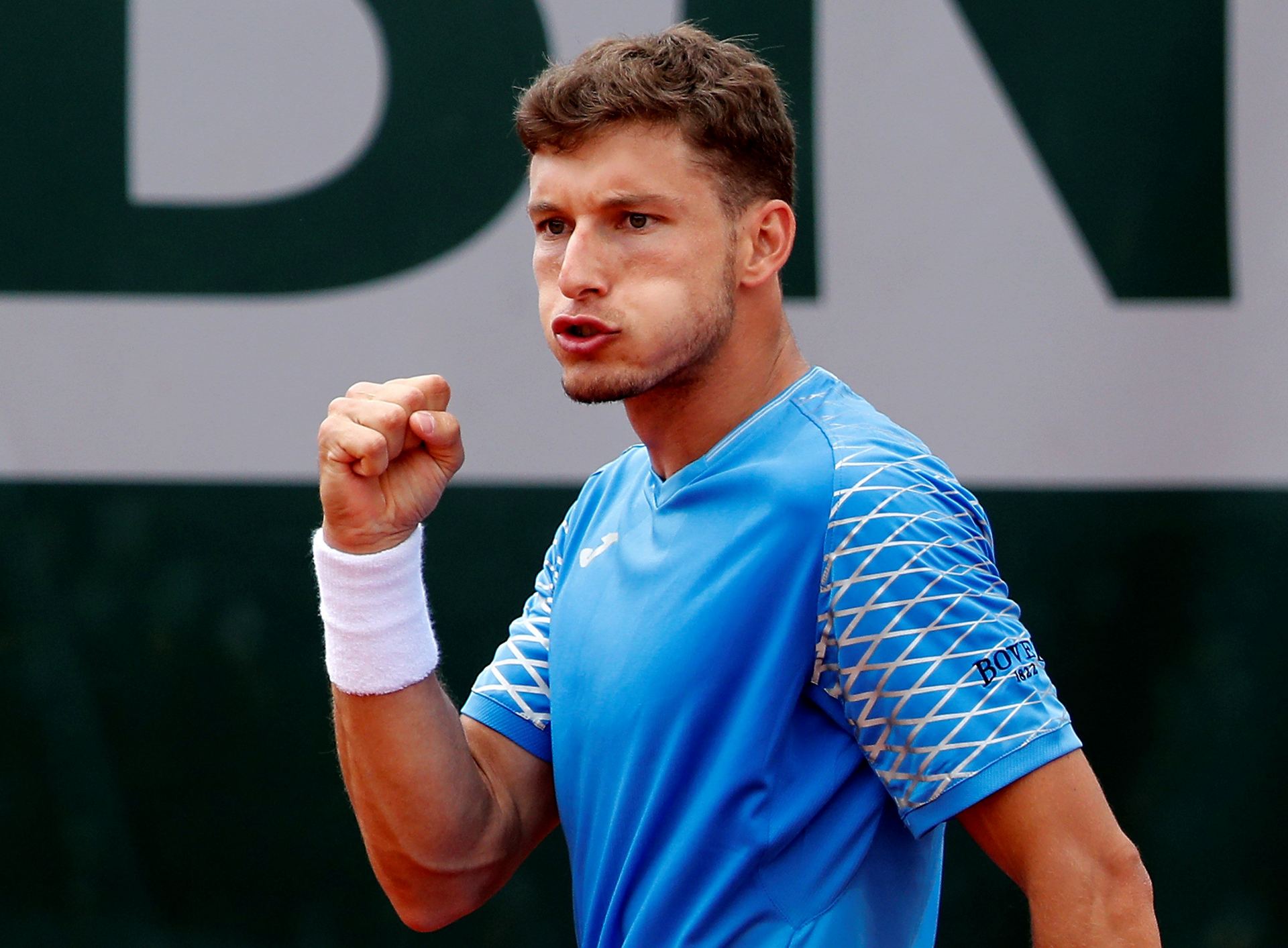 El tenista español Pablo Carreño celebra su victoria ante el argentino Federico Delbonis en París.
