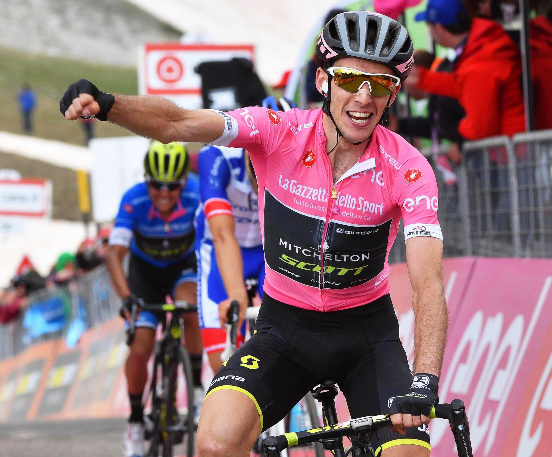 El ciclista británico del Mitchelton-Scott celebra la victoria tras el cruce de la línea de meta en la última etapa.