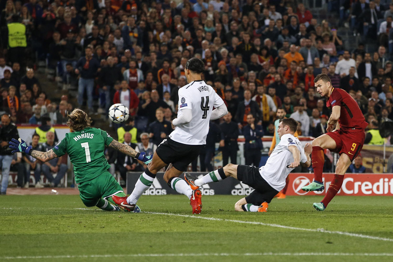 Edin Dzeko devolvió la esperanza a la Roma al marcar el empate a dos goles con 40 minutos por jugarse.