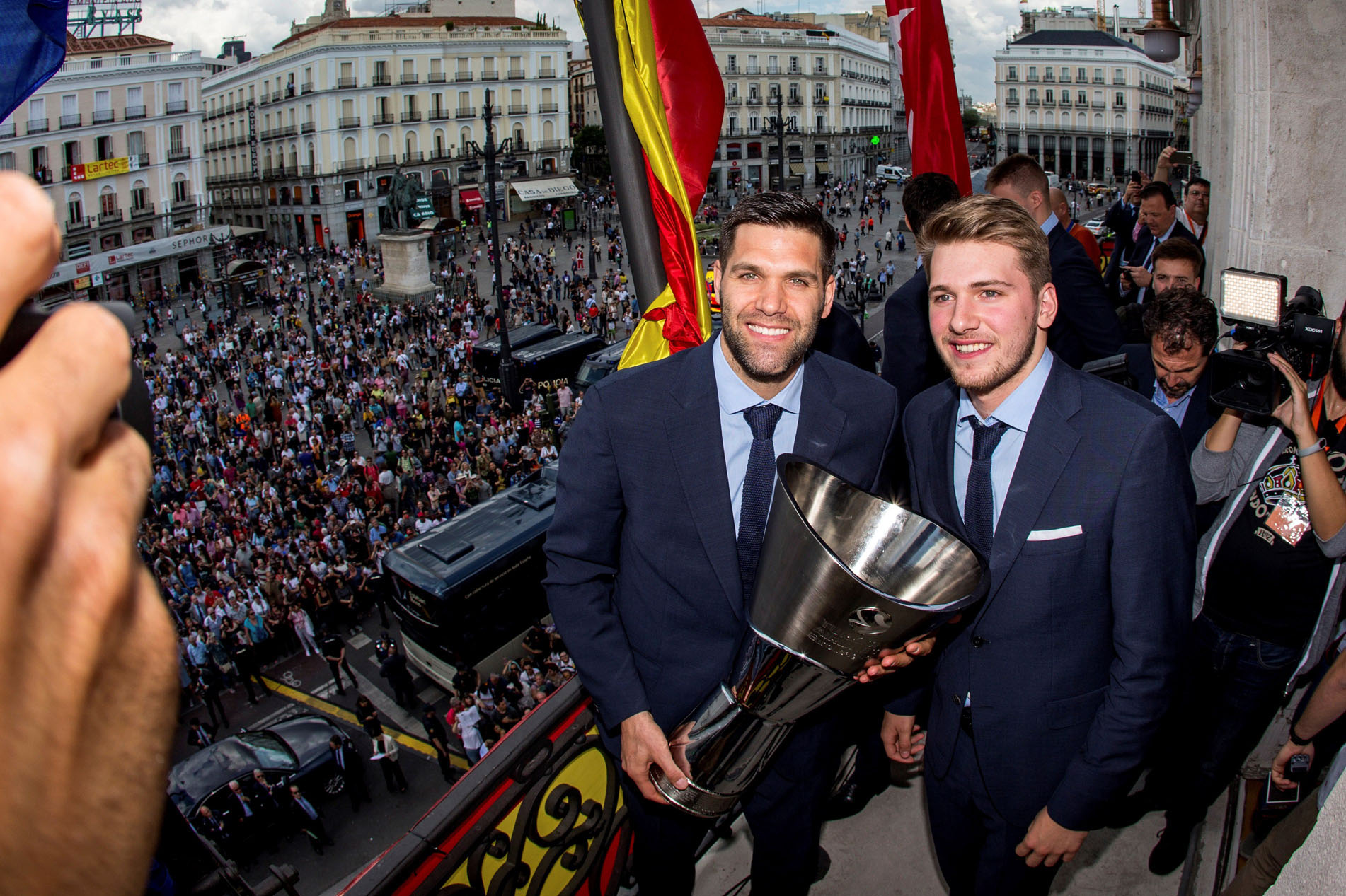 Felipe Reyes (i), capitán del Real Madrid, y Luka Doncic, mejor jugador de la Euroliga, posan con el trofeo.