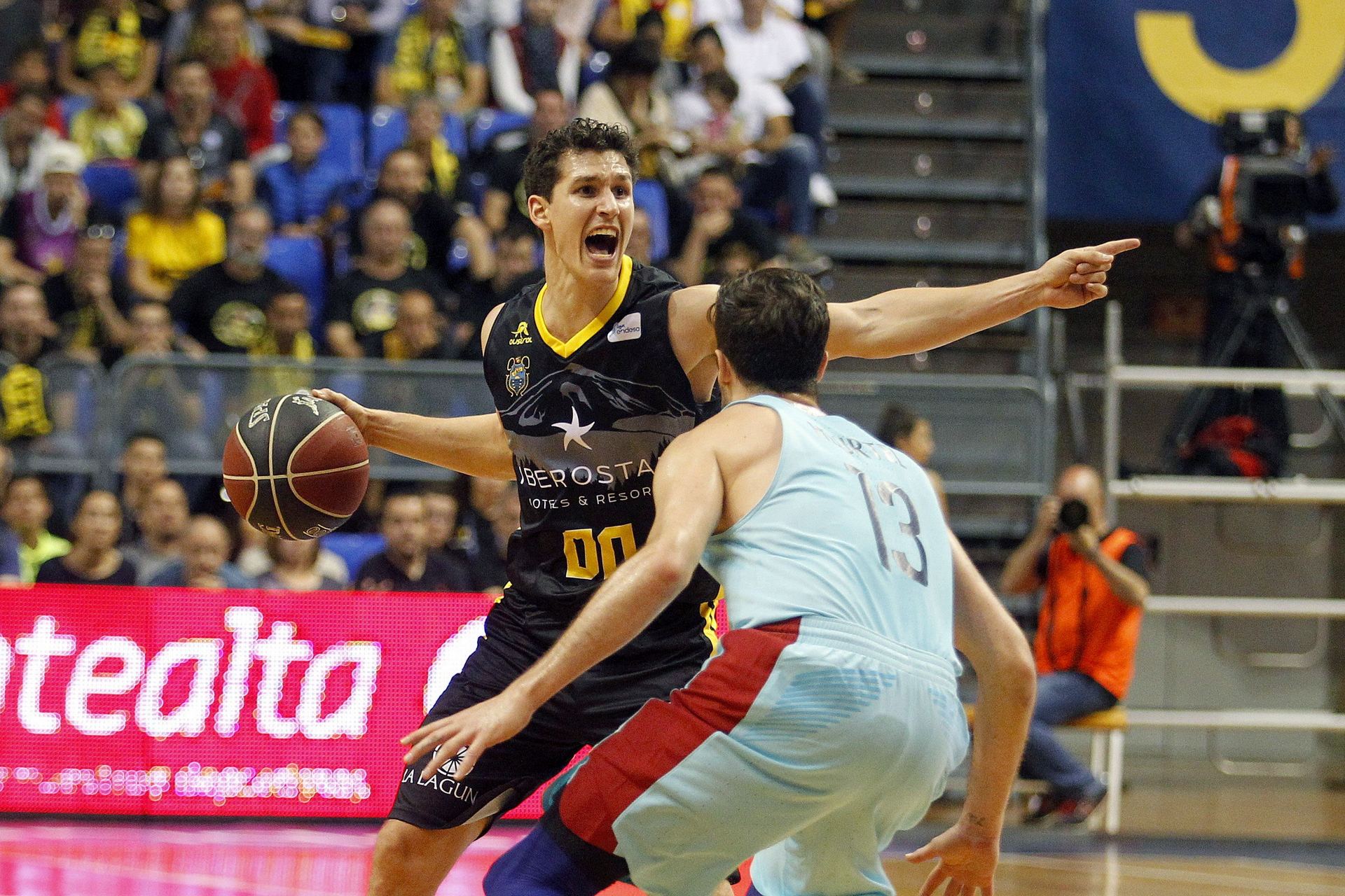 Rodrigo San Miguel, del Tenerife, protege el balón ante Thomas Heurtel.