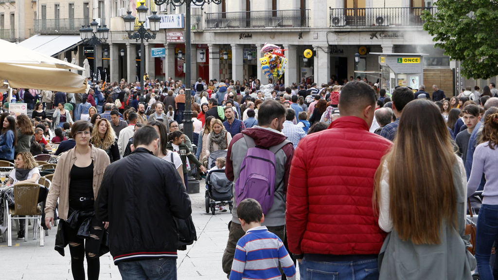 Titirimundi anima el sector turístico y abre la temporada estival 1 titirimundi-gente