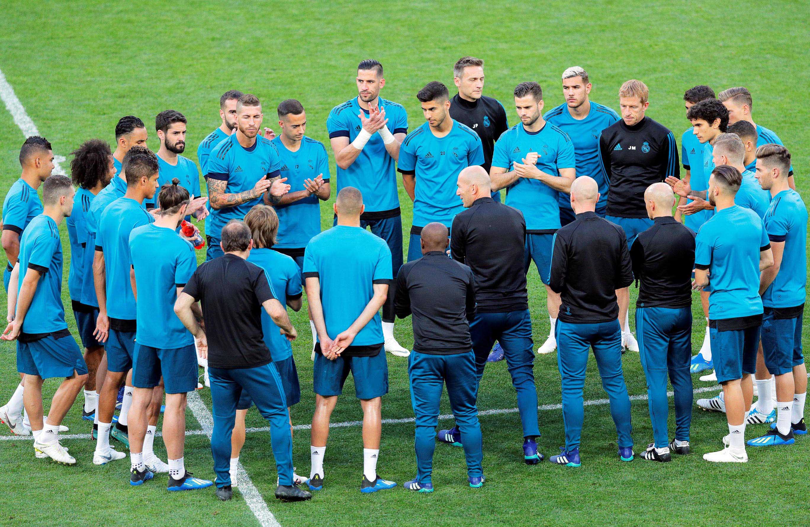 Los jugadores del Real Madrid atienden las explicaciones de Zidane sobre el césped del Olímpico de Kiev, donde intentarán ganar su tercera Liga de Campeones consecutiva.