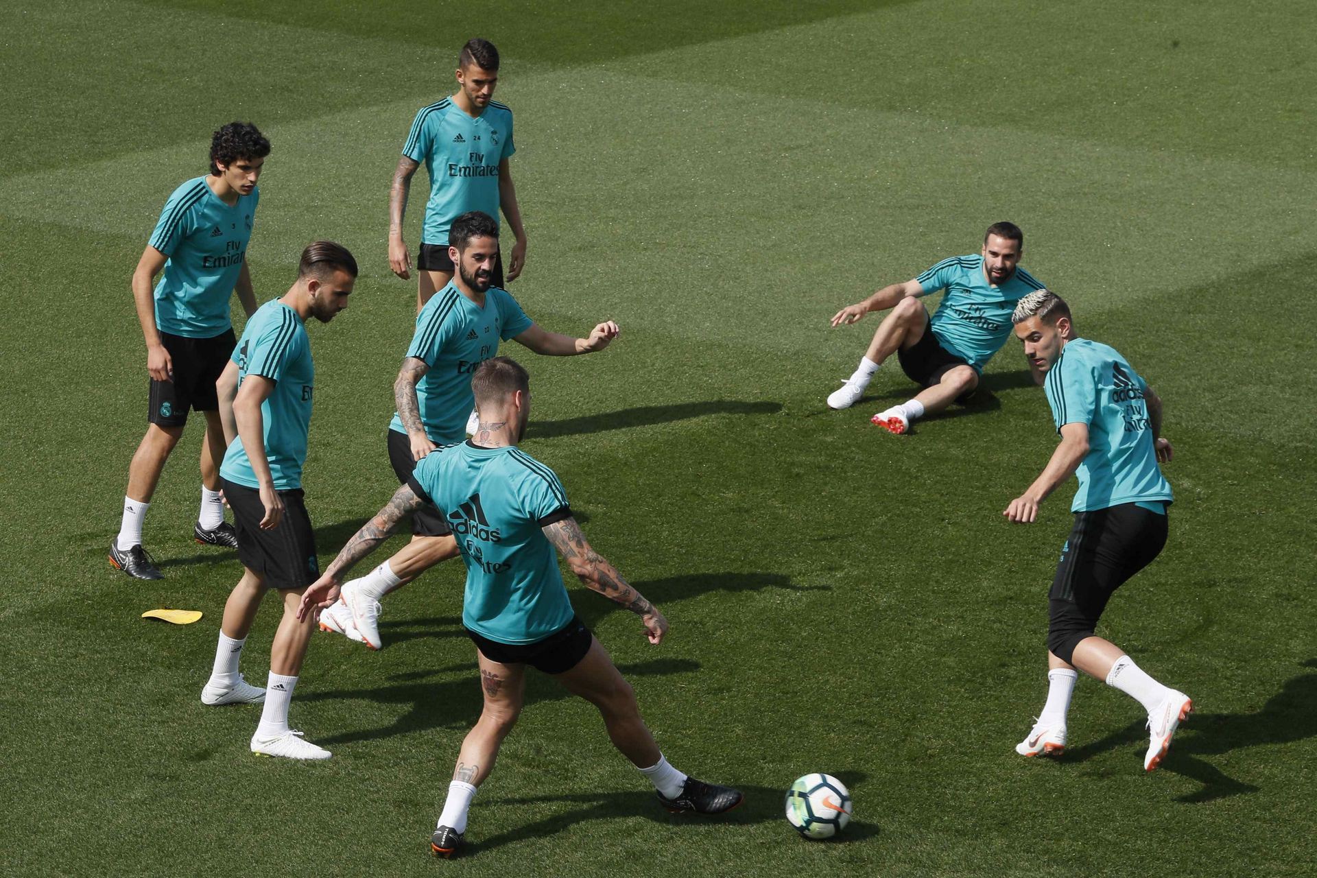 Los jugadores del Real Madrid realizan varios ejercicios durante el entrenamiento previo al partido de Liga.