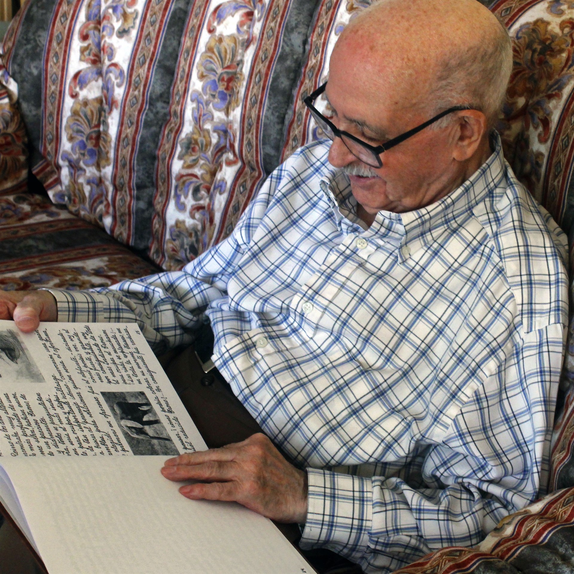 Valentín Huertas se ha convertido en escritor a sus 90 años.