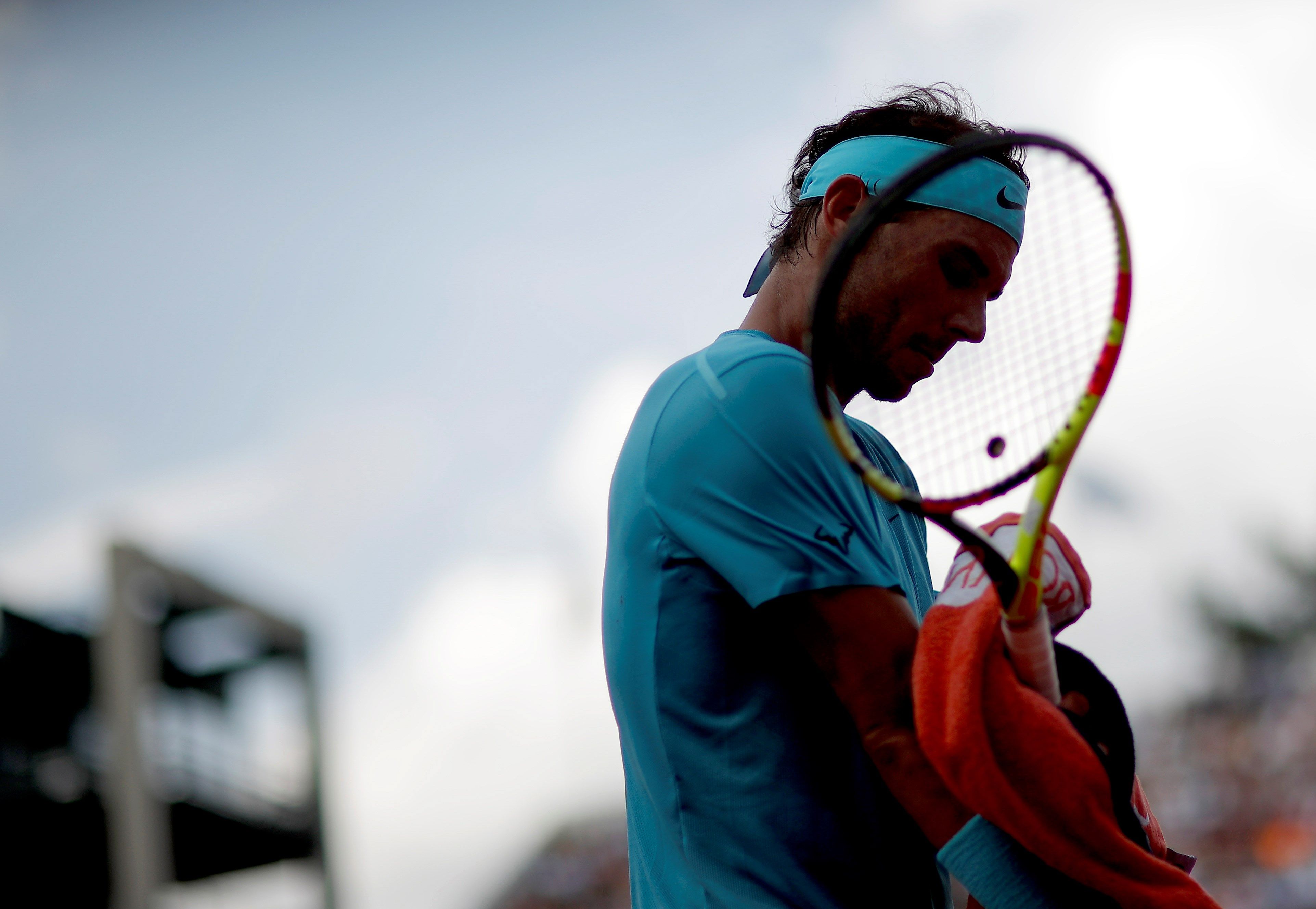 El tenista español Rafael Nadal durante uno de los descansos del partido ante Guido Pella.