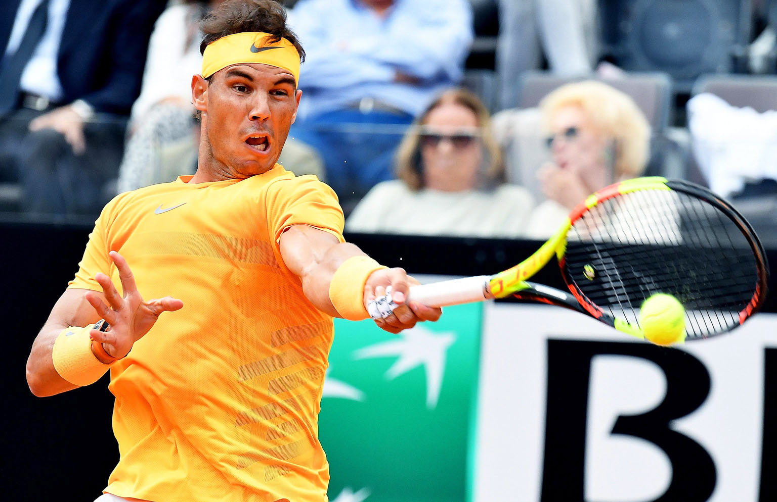Rafa Nadal devuelve la bola al canadiense Denis Shapovalov durante su partido de tercera ronda del Abierto de Roma.