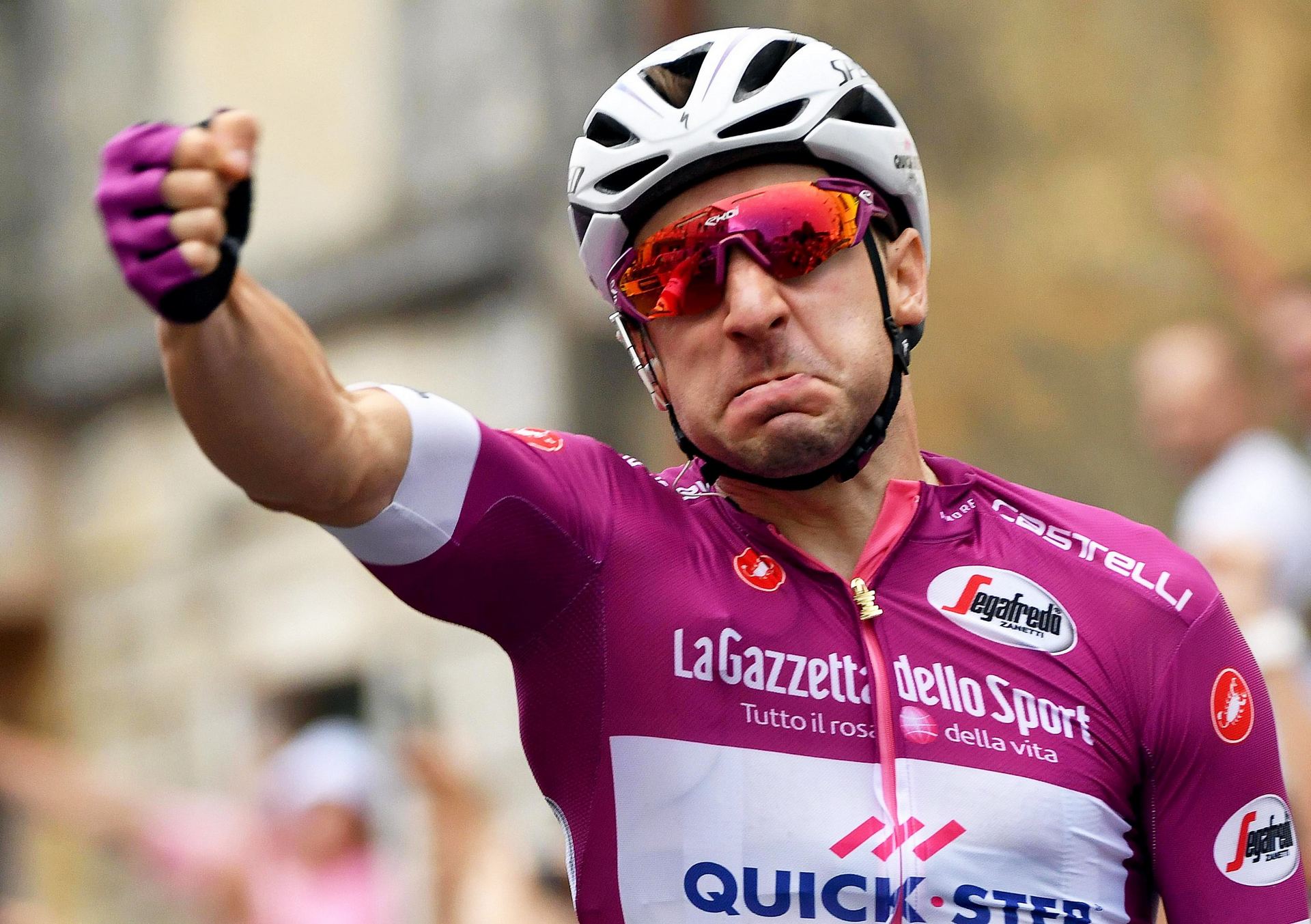 El ciclista italiano Elia Viviani del equipo Quick-Step Floors celebra su triunfo.