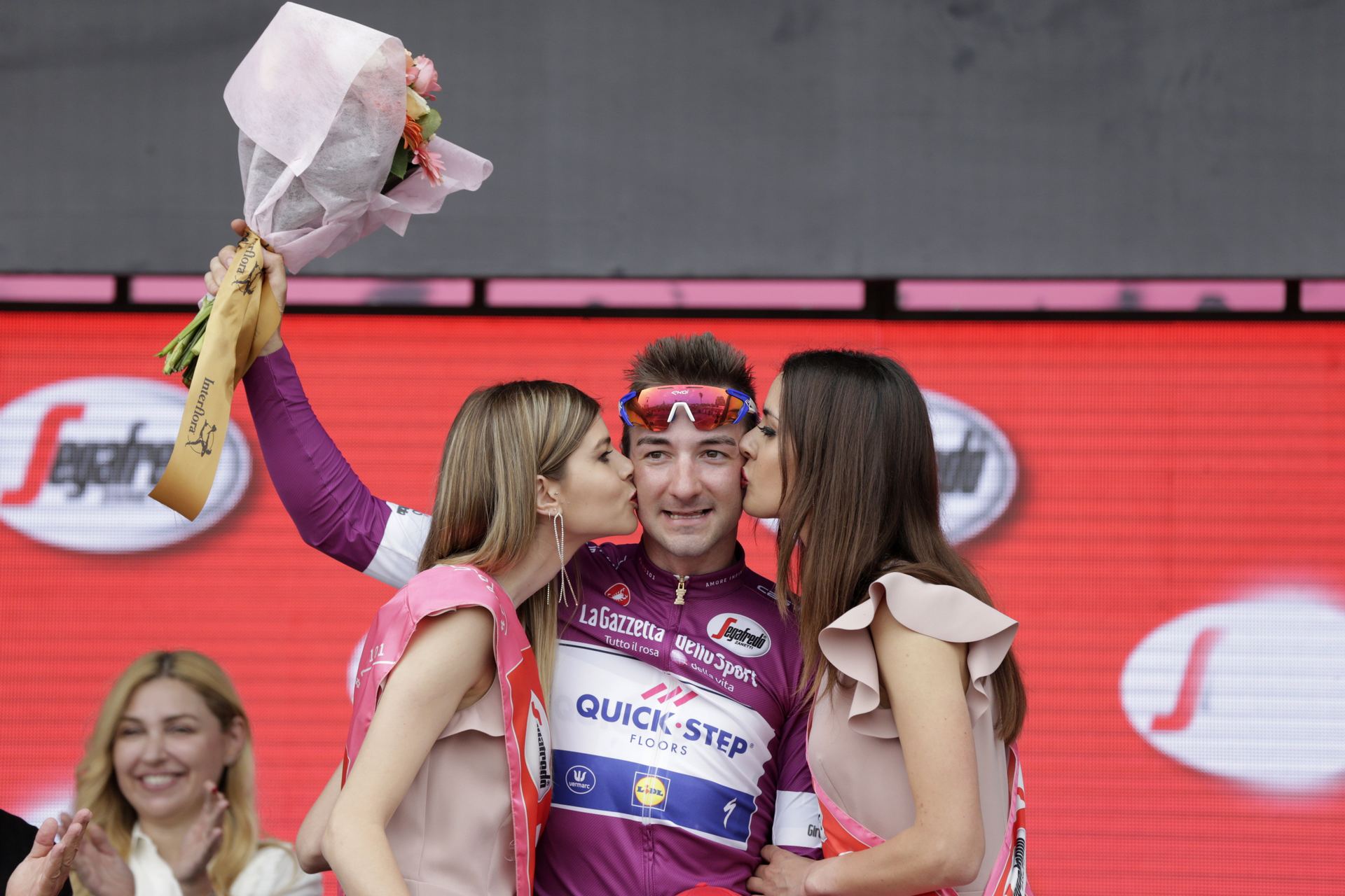 El ciclista Elia Viviani celebra la victoria en la segunda etapa del Giro de Italia en la ciudad israelí de Tel Aviv.