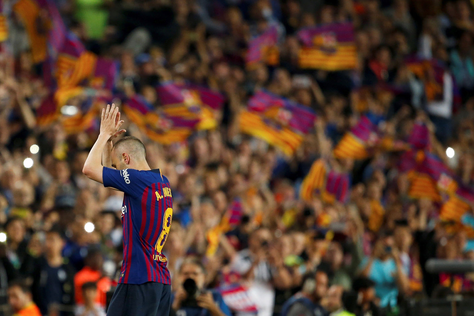 Andrés Iniesta se despide del Camp Nou tras ser sustituido en su último partido como azulgrana. El estadio culé arropó a su hasta ayer capitán, que ahora emprenderá una carrera fuera de España.