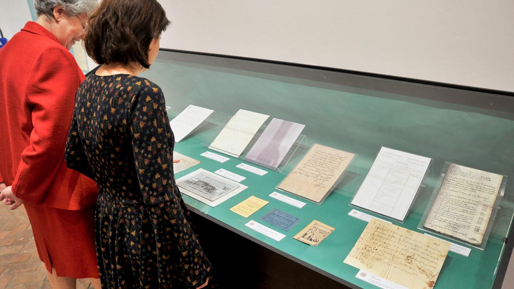 La muestra que ayer se inauguró en La Alhóndiga contiene documentos sobre los hospitales y otros centros sanitarios de la provincia. / kamarero