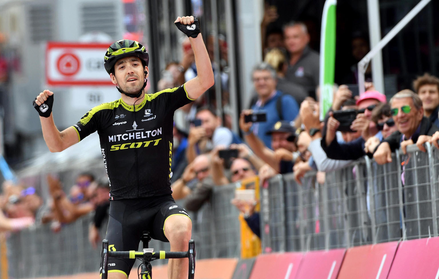 Mikel Nieve logró la victoria, primera española en este Giro, tras un gran ataque a falta de 30 kilómetros para la meta