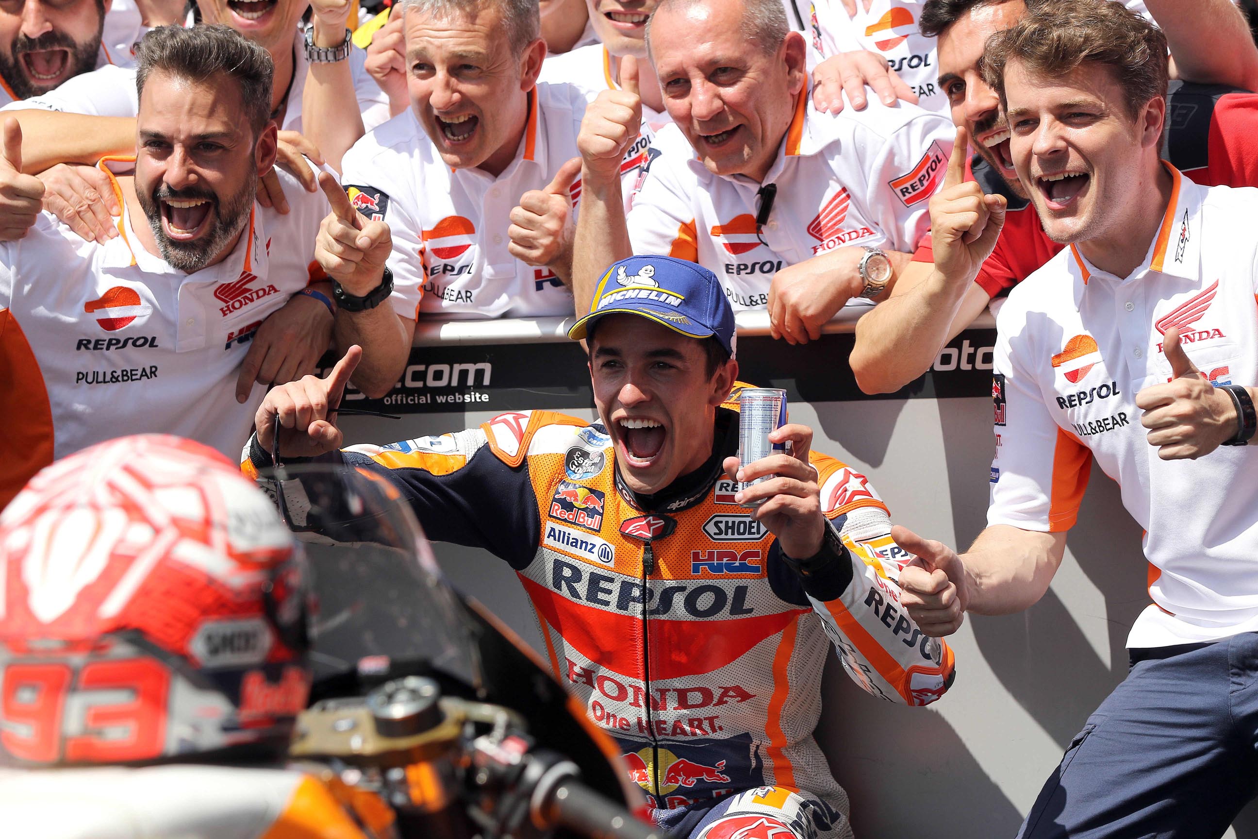 Márquez celebra su victoria en Le Mans, tercera seguida en este Mundial.