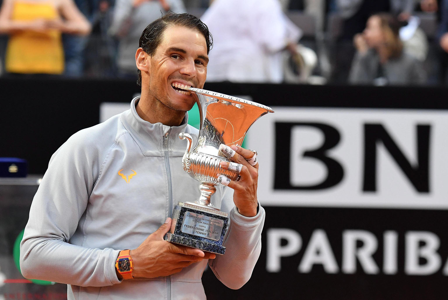 Rafa Nadal muerde el trofeo de ganador del Masters 1.000 de Roma, su octavo triunfo en el Foro Itálico.