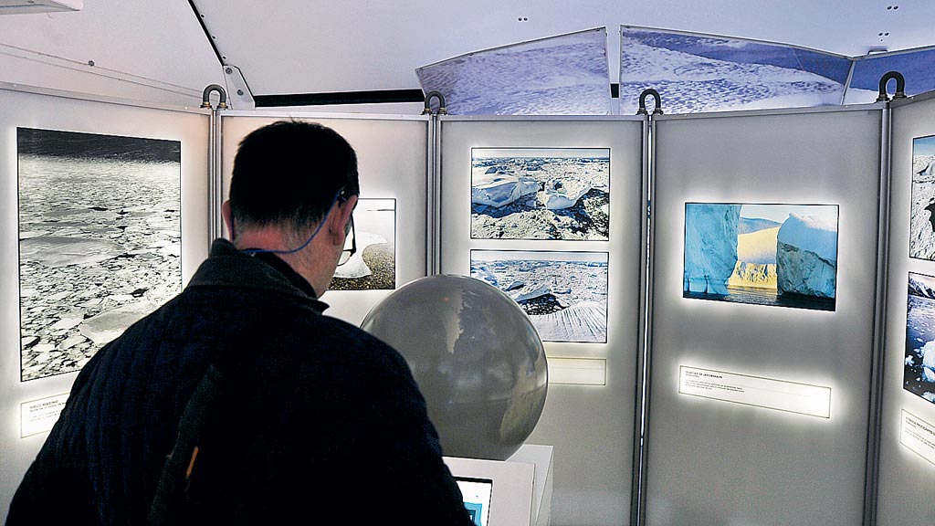 Un visitante a la muestra instalada junto a la plaza de toros de Segovia, contempla uno de los audiovisuales. / kamarero