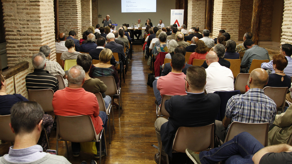 La Alhóndiga, llena de público en la jornada de ayer sobre 5G. / Nerea Llorente