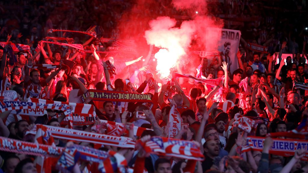 Los aficionados del Atlético de Madrid que fueron al campo celebran la victoria en la final de la Liga Europa.