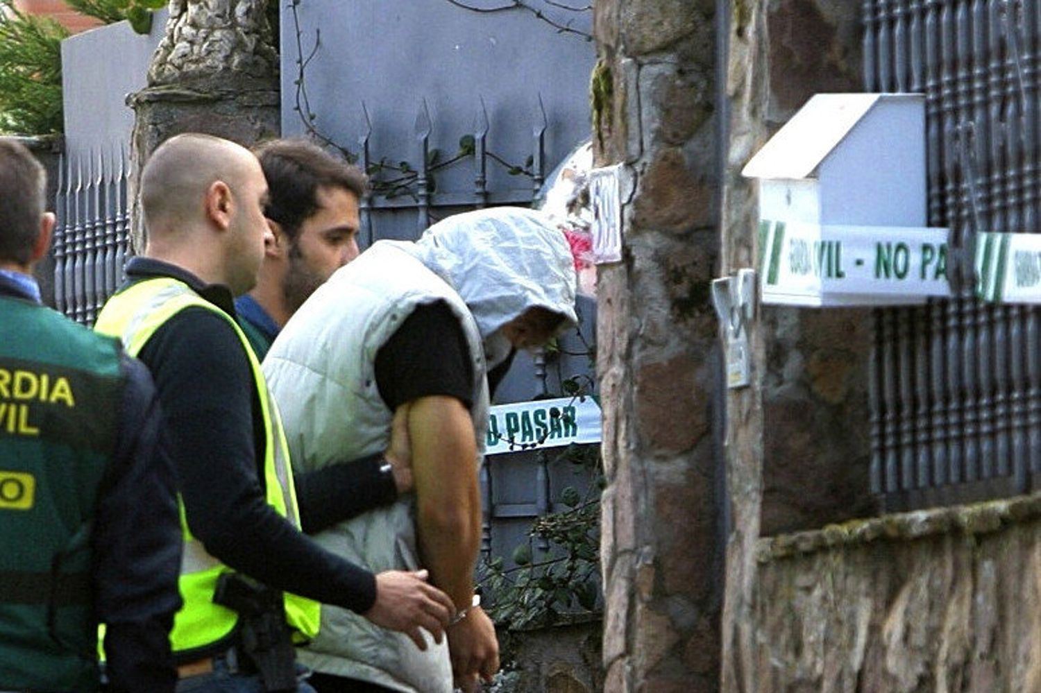 Momento en el que el asesino confeso realizó la reconstrucción de los hechos en el lugar de los asesinatos.