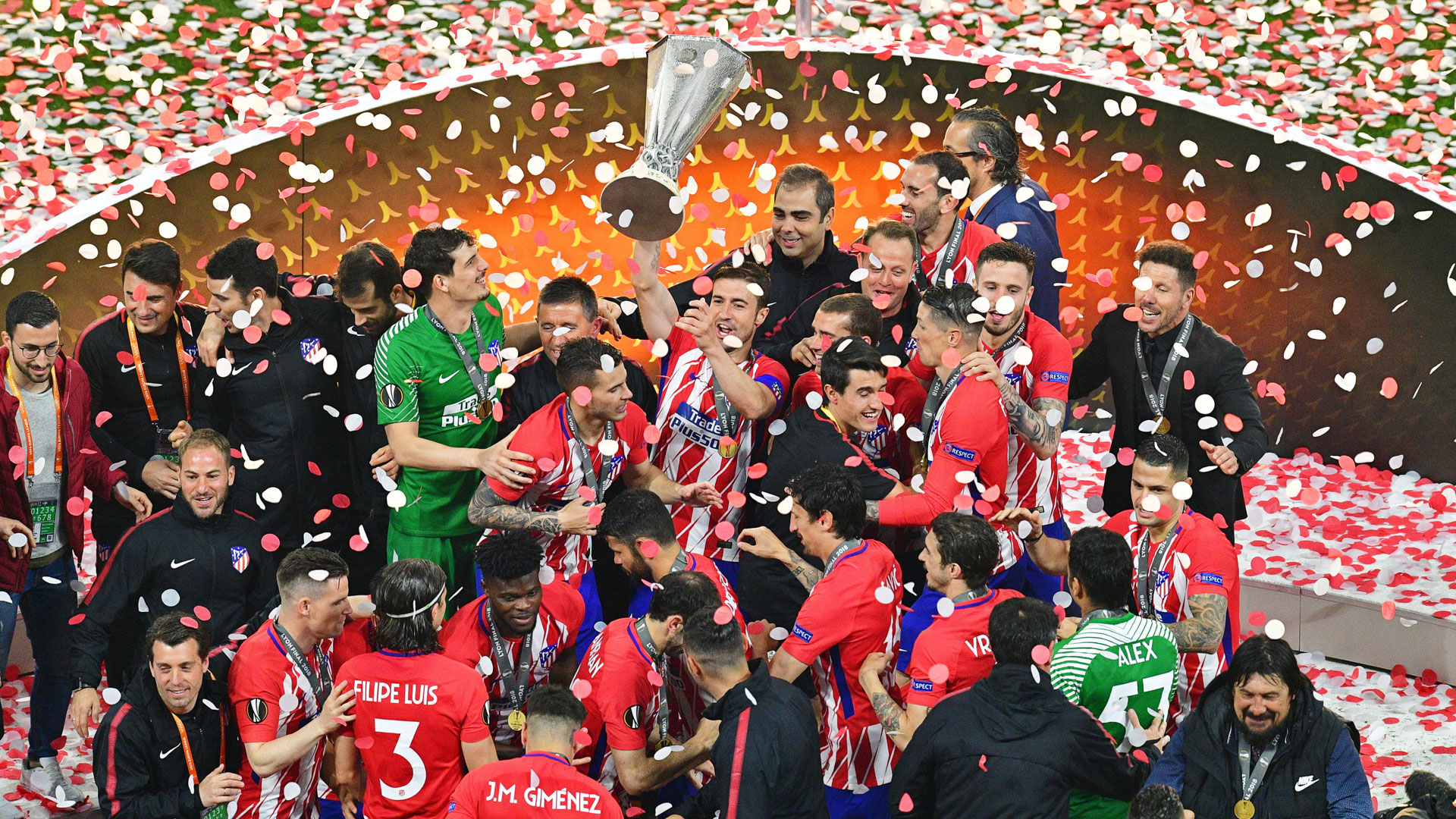 Gabi levanta la copa para celebrar con sus compañeros el título de campeones de la Europa League ayer, miércoles 16 de mayo de 2018, al vencer 3-0 en la final a Olympique Marsella, en Lyon (Francia).
