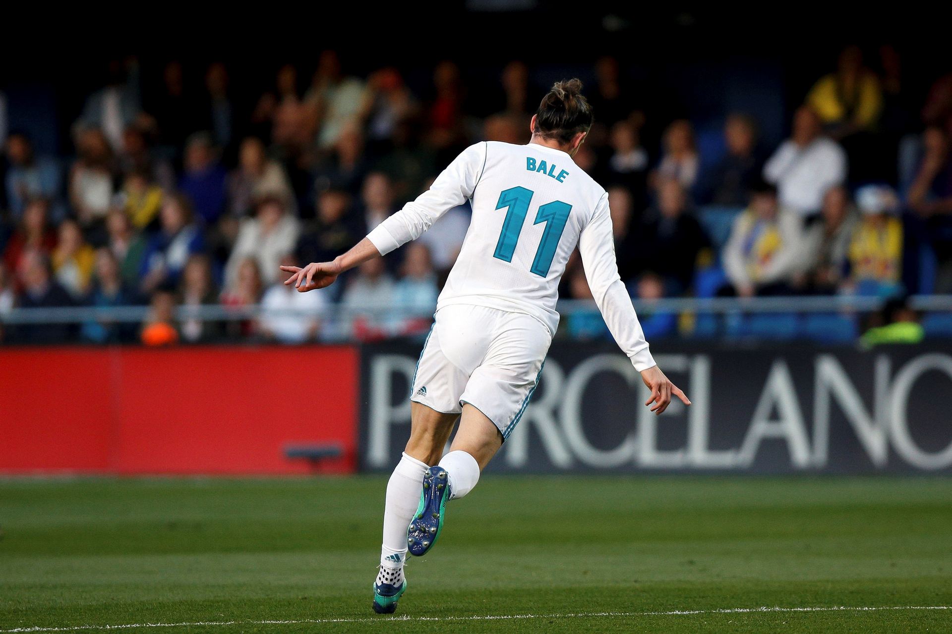 El delantero galés del Real Madrid, Gareth Bale (d), celebra tras marcar un gol, durante el partido contra el Villarreal.