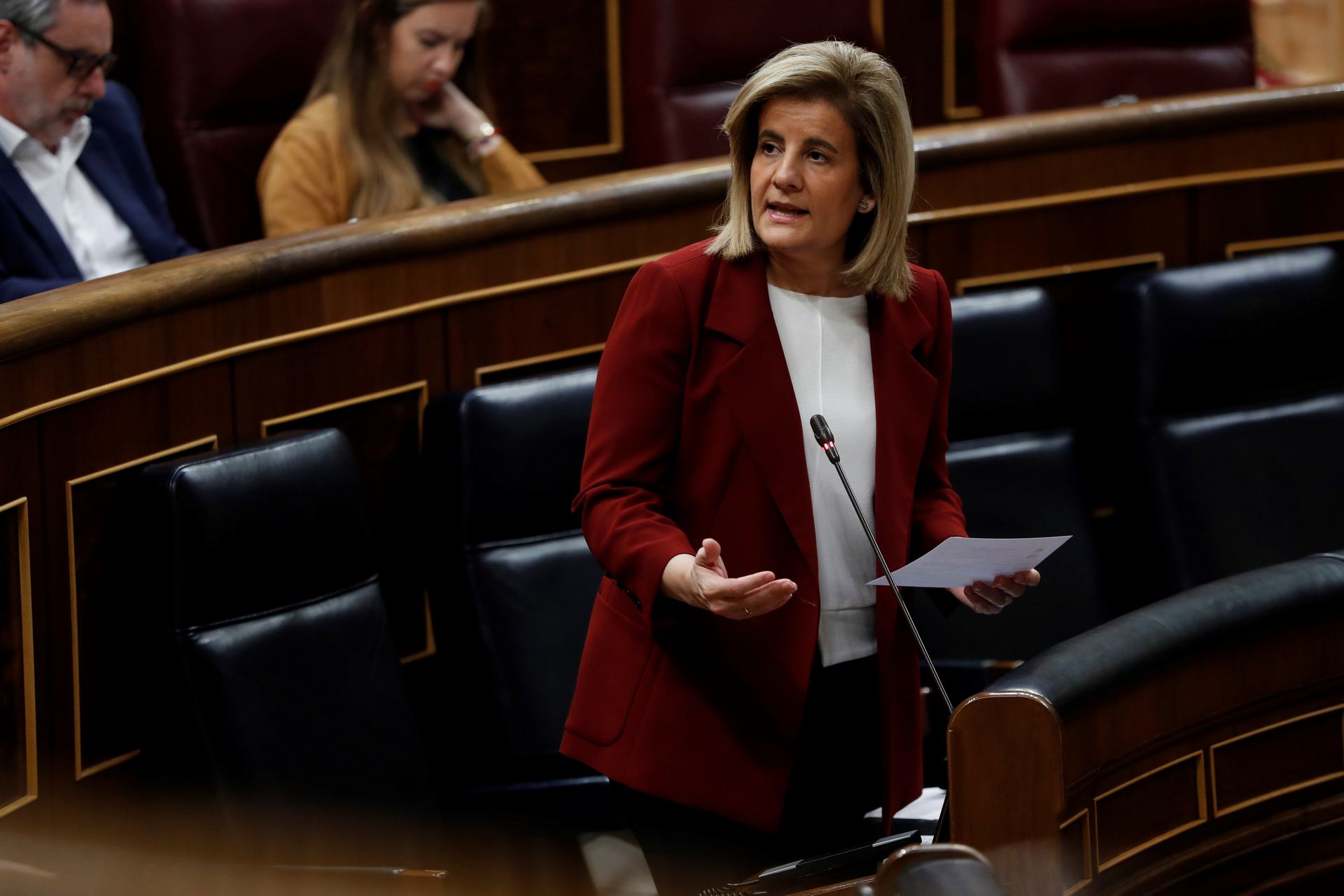 La ministra de Empleo, Fátima Báñez, durante su intervención en la sesión de control al Gobierno en el Congreso.
