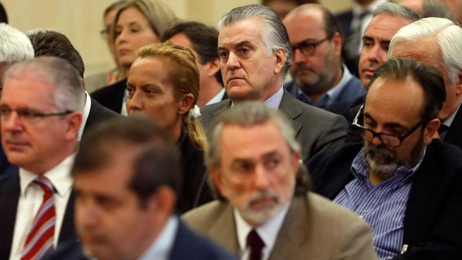 El extesorero del PP, Luis Bárcenas (c), durante una de las sesiones del juicio por la trama Gürtel que ha acabado con su imputación.