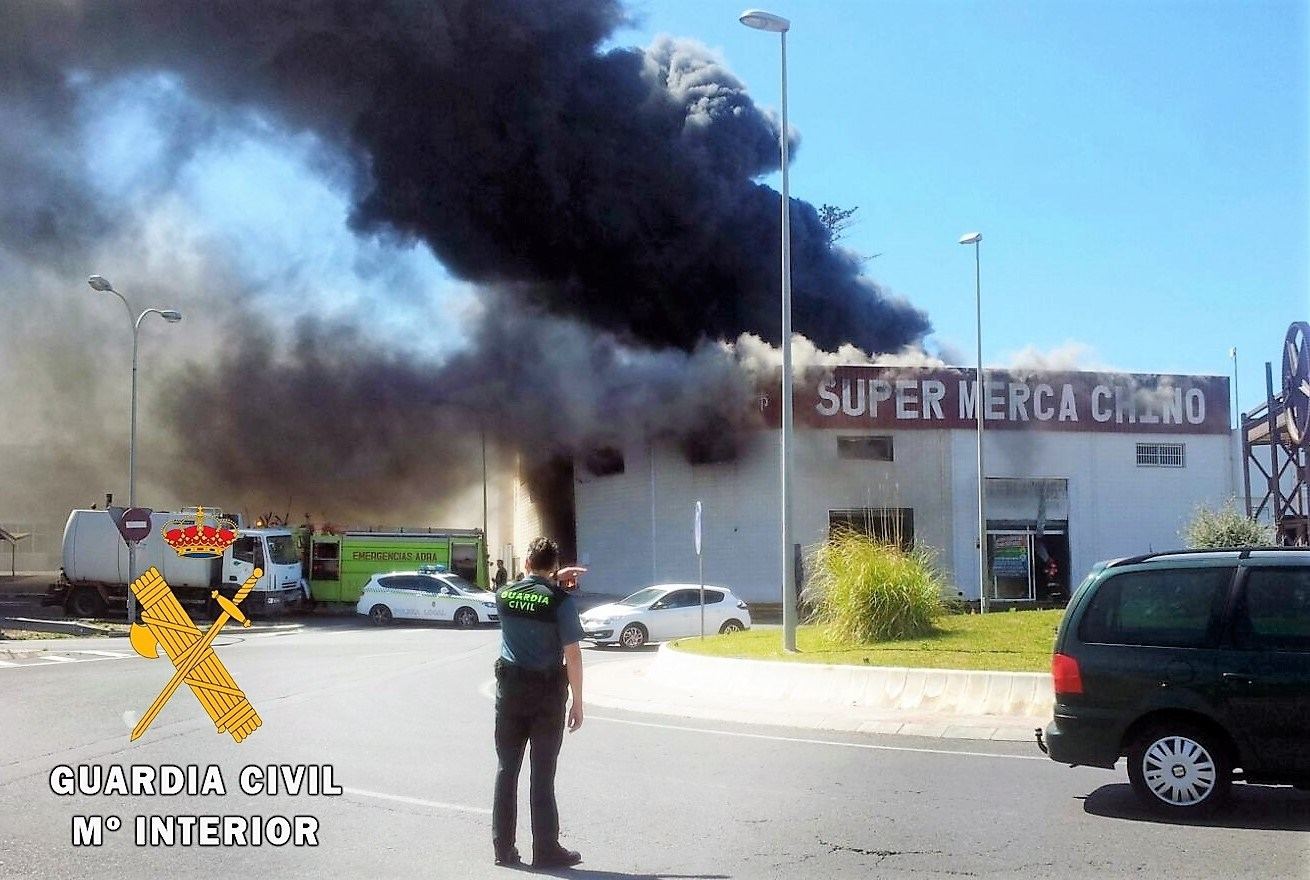 El chico vertió un líquido acelerante en una cama de perros al que, habría prendido fuego con un encendedor.