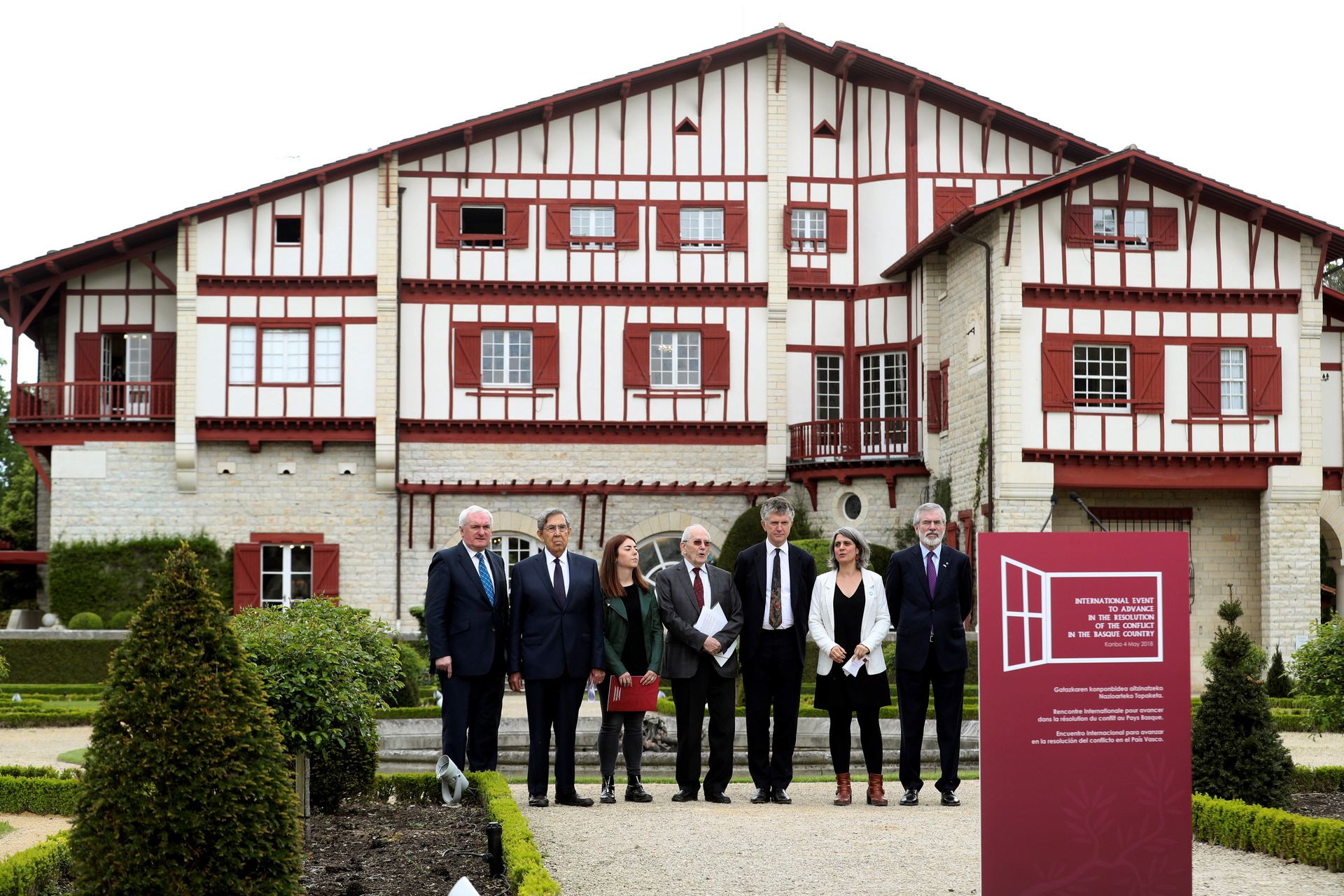 El fin de la banda recibió el aval de un grupo de personalidades políticas internacionales en una conferencia en Canbo.
