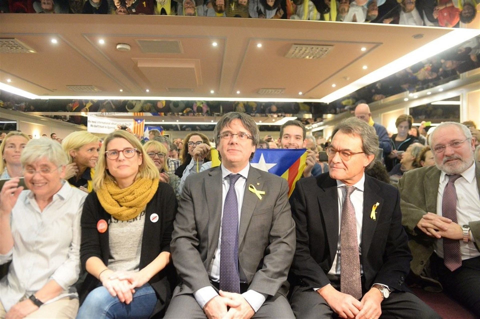 La diputada de JxCat Elsa Artadi (i) junto a los expresidentes catalanes Carles Puigdemont (c) y Artur Mas.