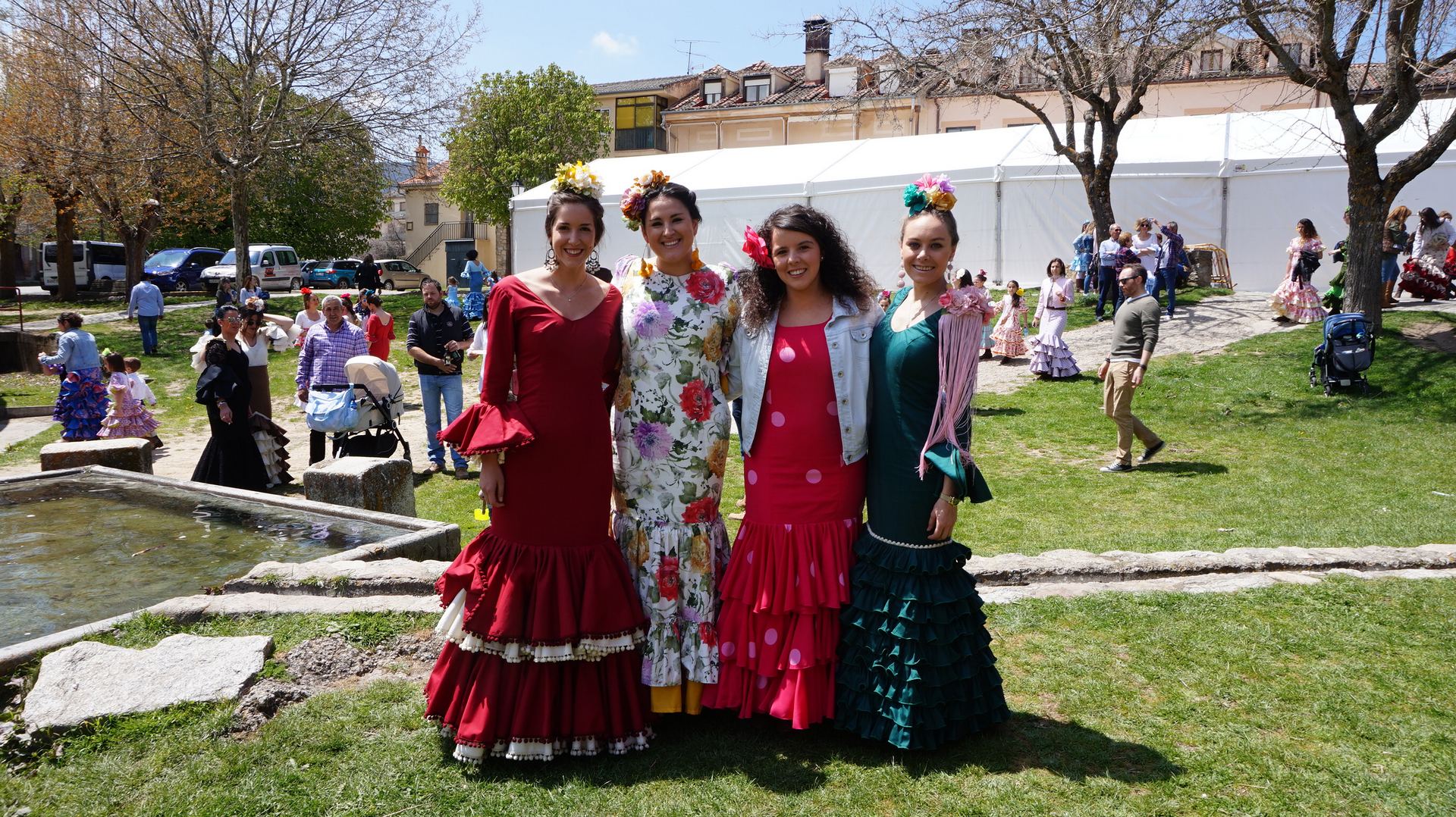 Algunas muchachas vestidas de flamencas.