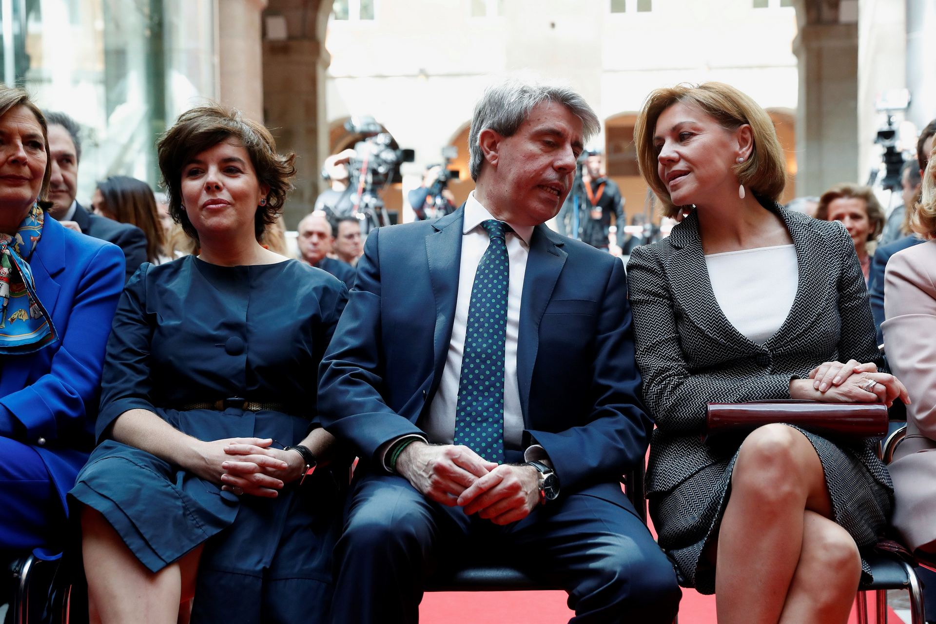 Soraya Sáenz de Santamaría (i) junto al jefe del Ejecutivo madrileño en funciones, Ángel Garrido, y la ministra de Defensa, María Dolores de Cospedal.