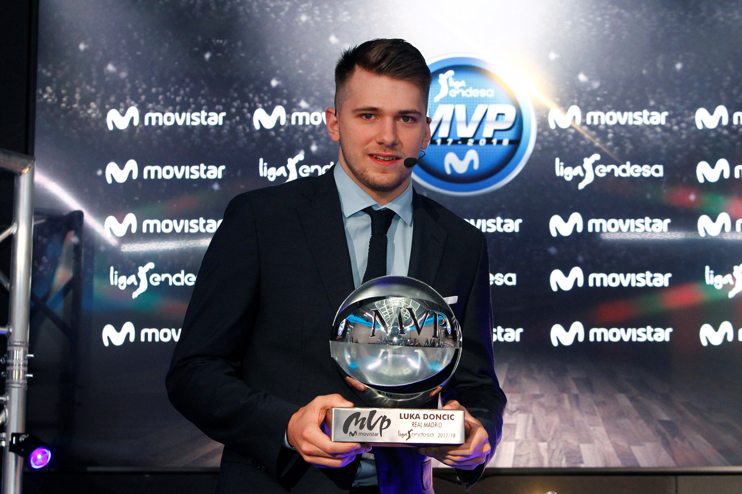 Luka Doncic recoge el premio de MVP de la temporada.