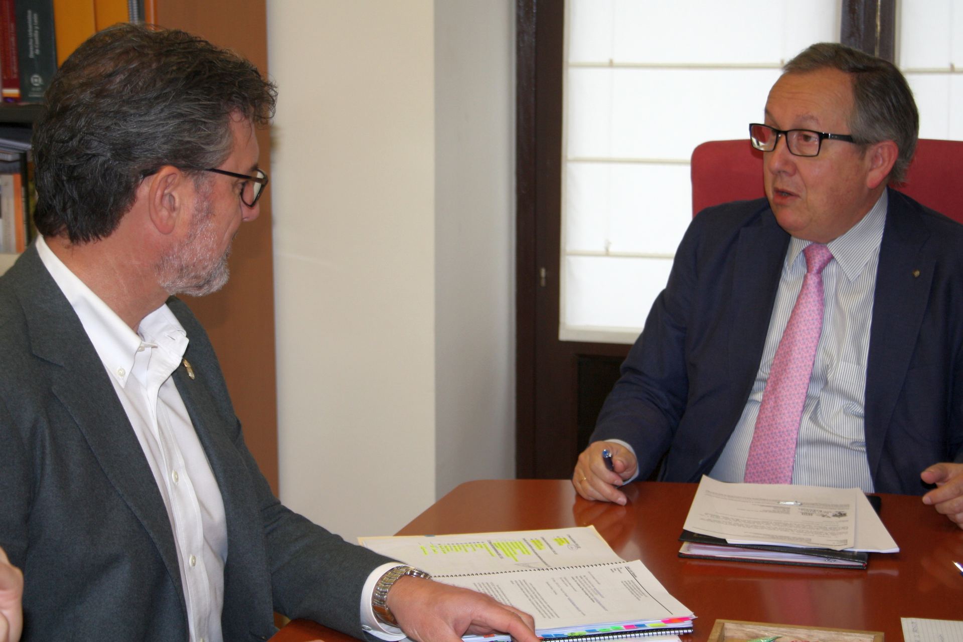 El delegado territorial de la Junta en Segovia, Javier López-Escobar, junto al alcalde del Real Sitio, José Luis Vázquez.