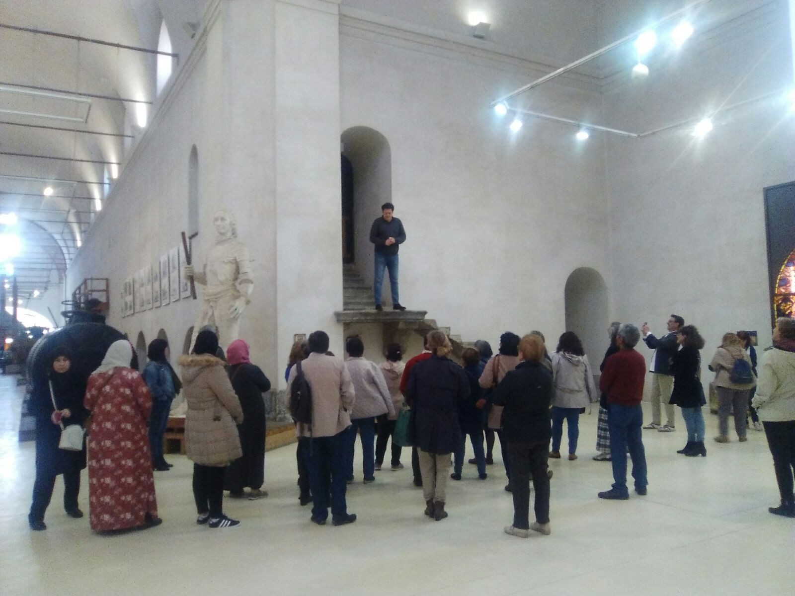 Eduardo Juárez, cronista oficial del Real Sitio, en un momento de su explicación bajo la cúpula de la Real Fábrica.