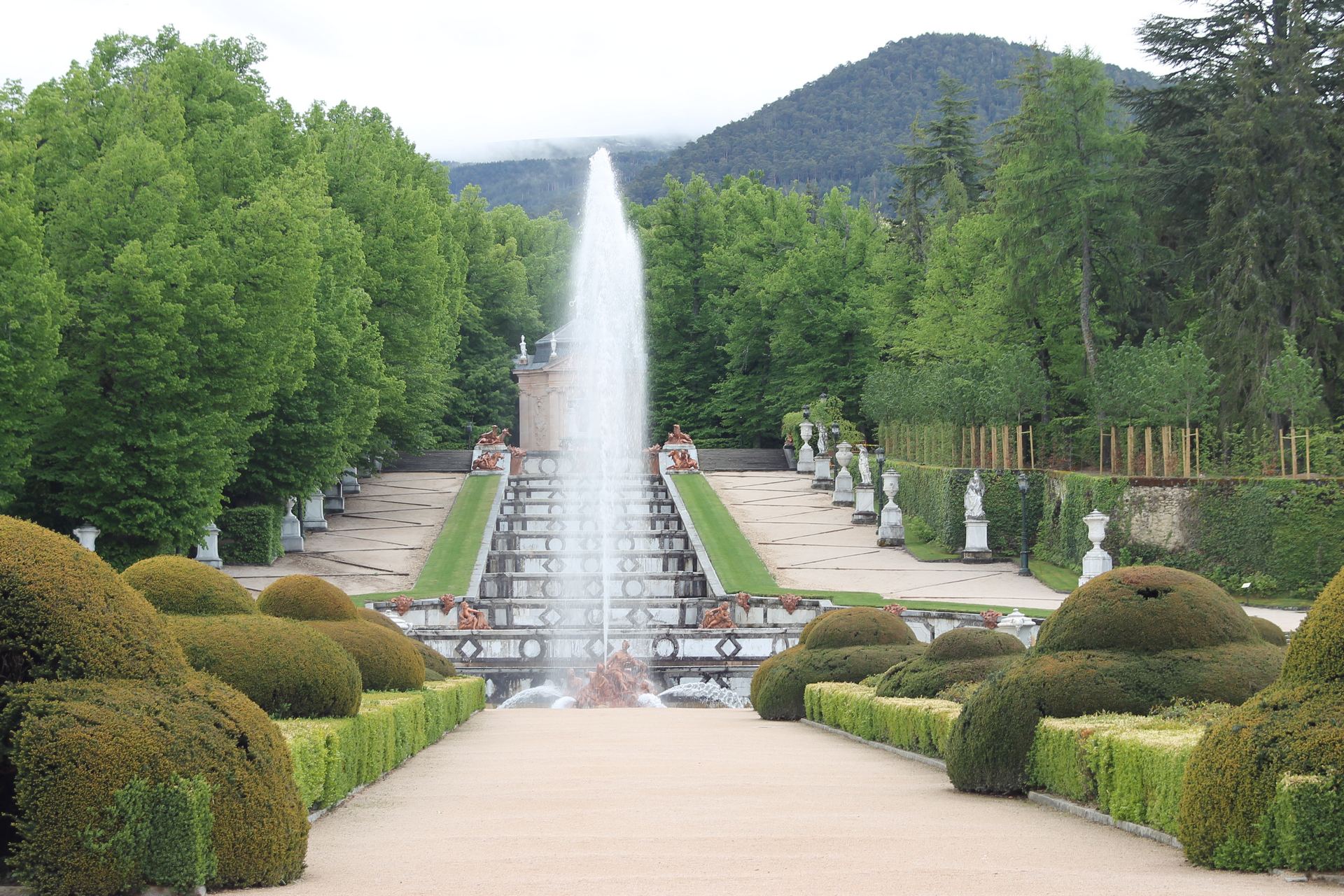 Las Reales Fuentes dejaron correr su agua para recibir a Felipe VI.