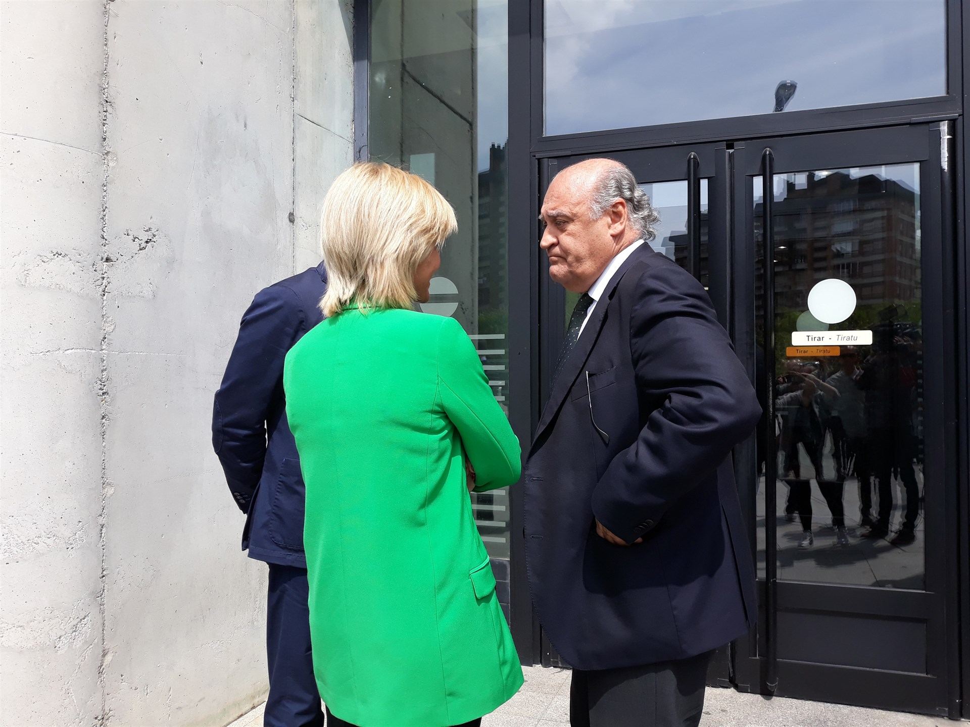 Joaquín Galve conversando con la juez decana de Pamplona.