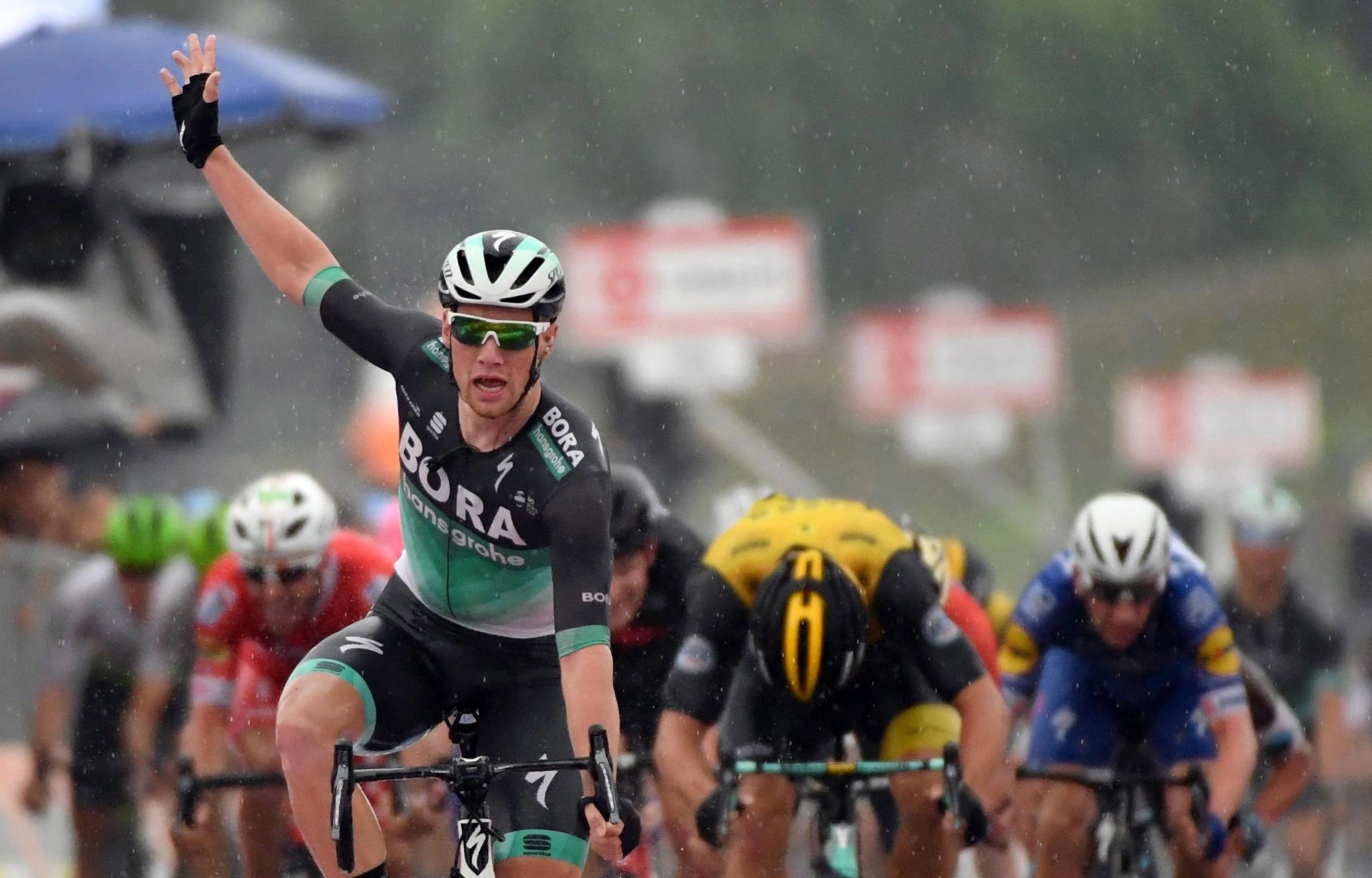 Sam Bennett celebra su victoria en Imola.