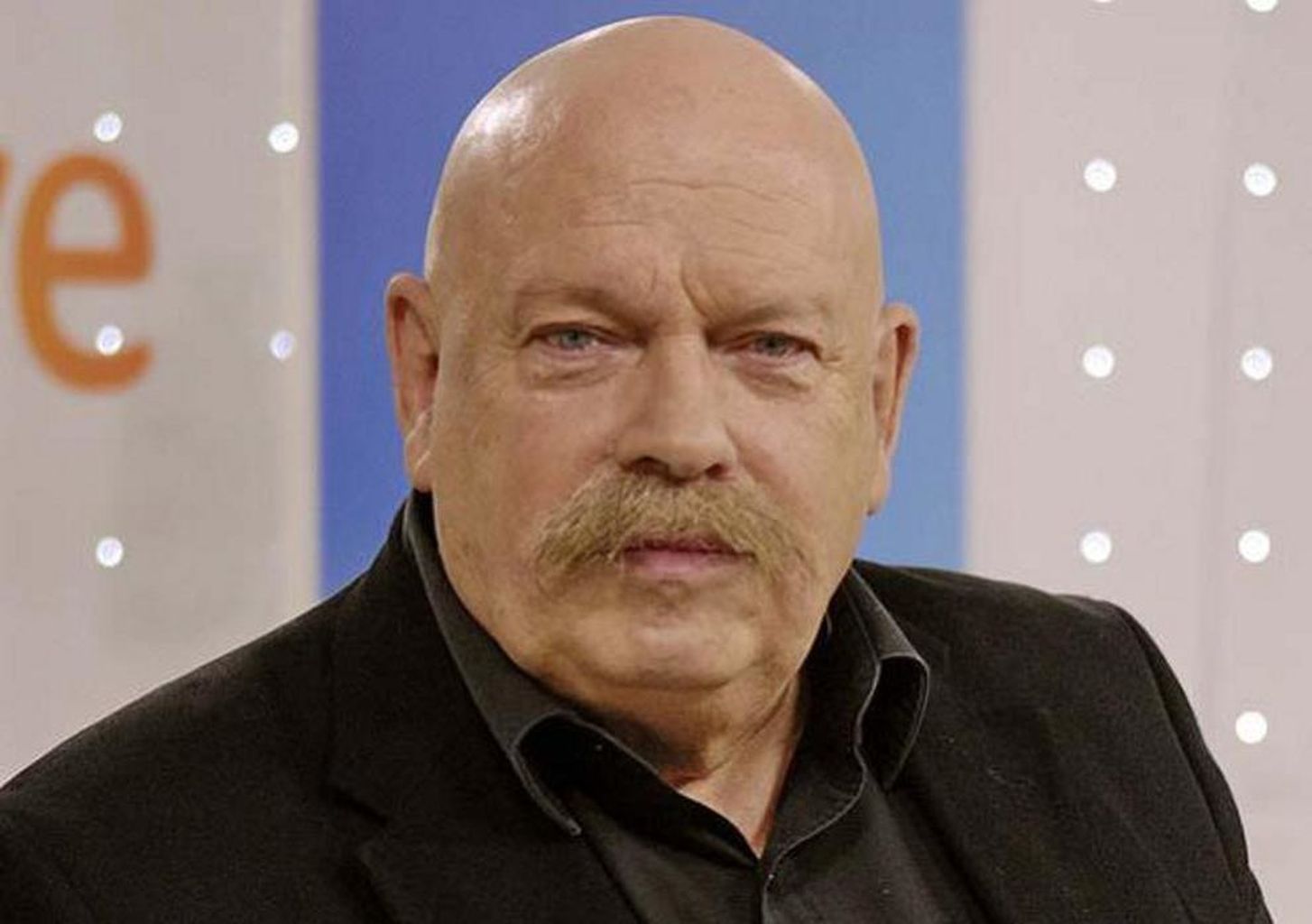 El periodista José María Íñigo era quien ponía la voz en off al Festival de Eurovisión desde el año 2011.