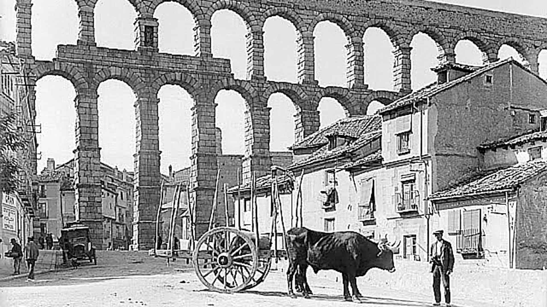 IPCE. Archivo Otto Wunderlich. Acueducto desde abajo. 1926. WUN-06963.