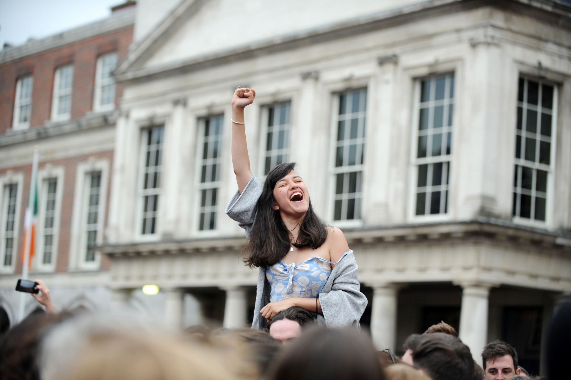 Irlandeses celebrando el resultado del referendum a favor de la derogación de la ley antiabortista.