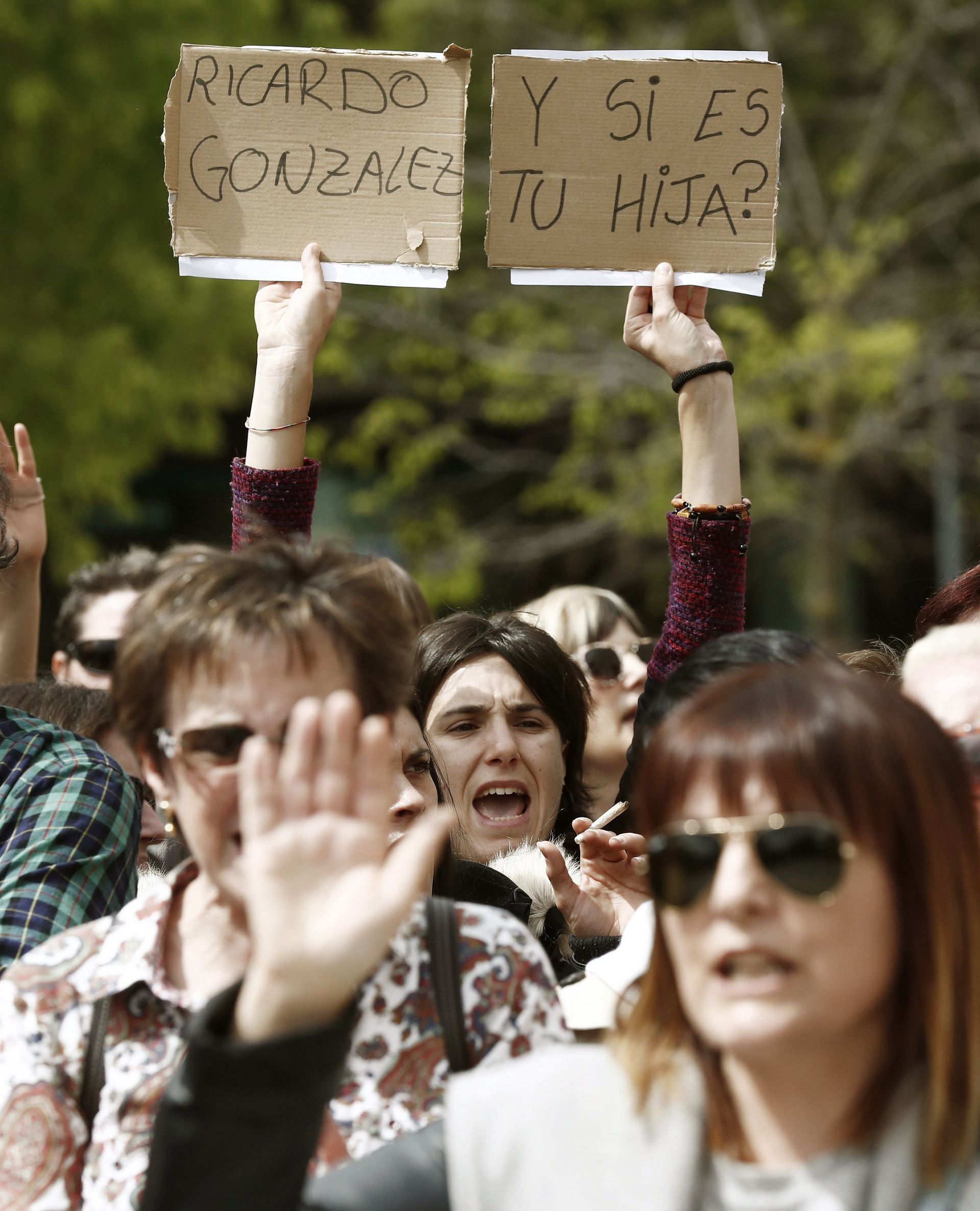 Una manifestante critica la emisión del voto particular de González.