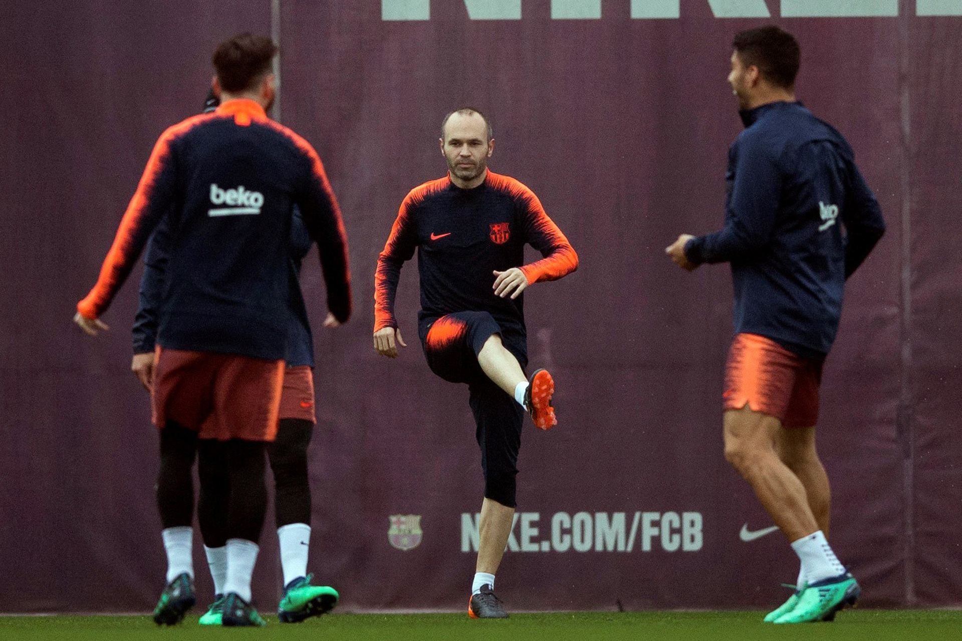 El centrocampista del Barcelona, Andrés Iniesta (c), durante el entrenamiento del equipo previo al partido en el Ciutat de Valencia.
