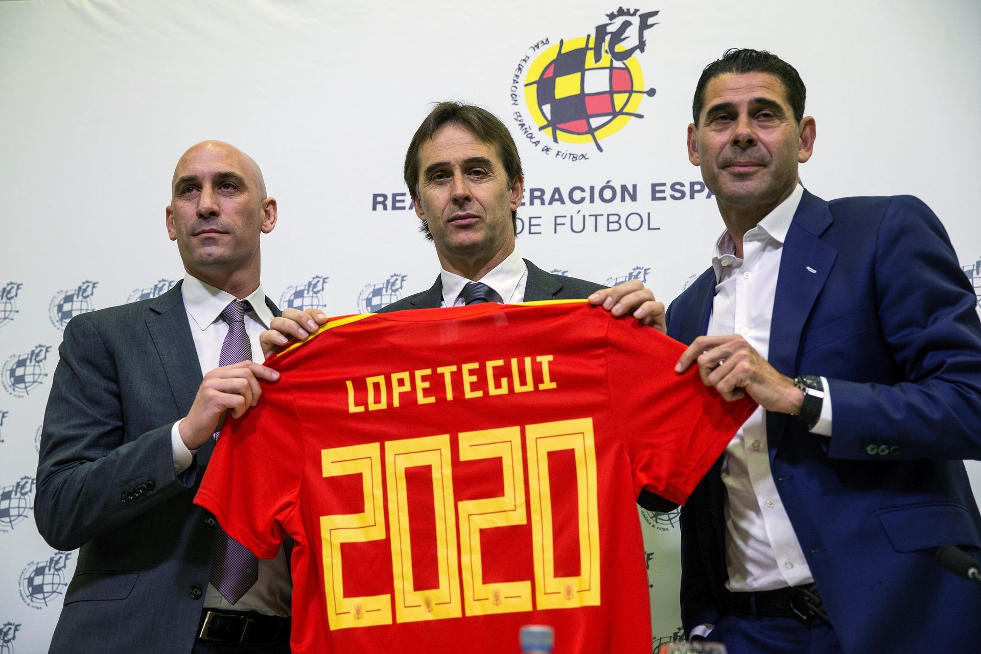 Luis Rubiales, nuevo presidente de la Federación Española de Fútbol, el seleccionador Julen Lopetegui y Fernando Hierro, director deportivo del organismo.