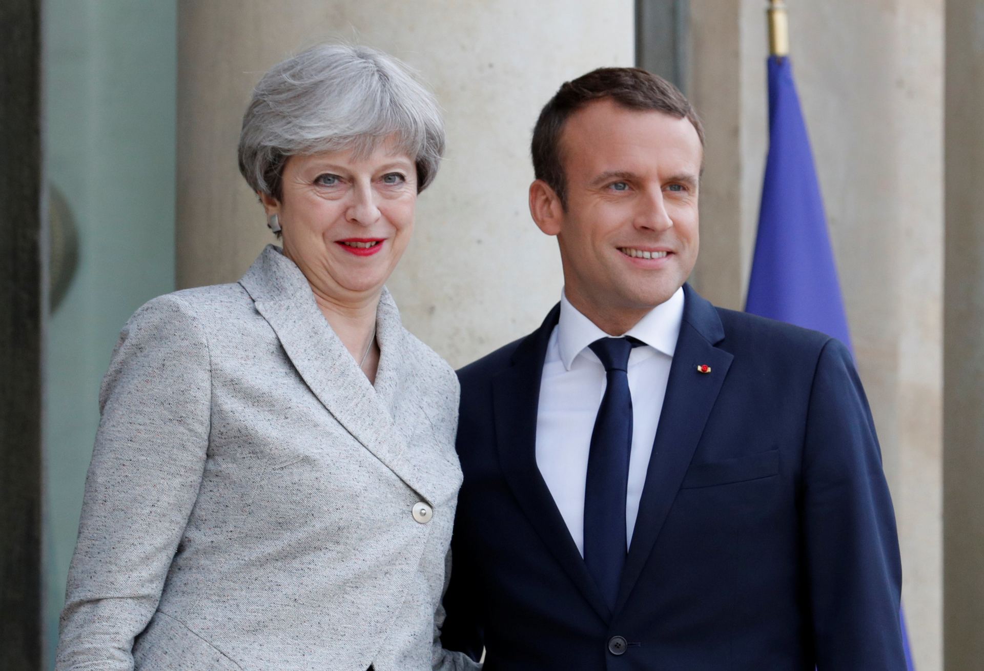 La primera ministro británica, Theresa May, junto al presidente de Francia, Emmanuele Macron, en imagen de archivo.