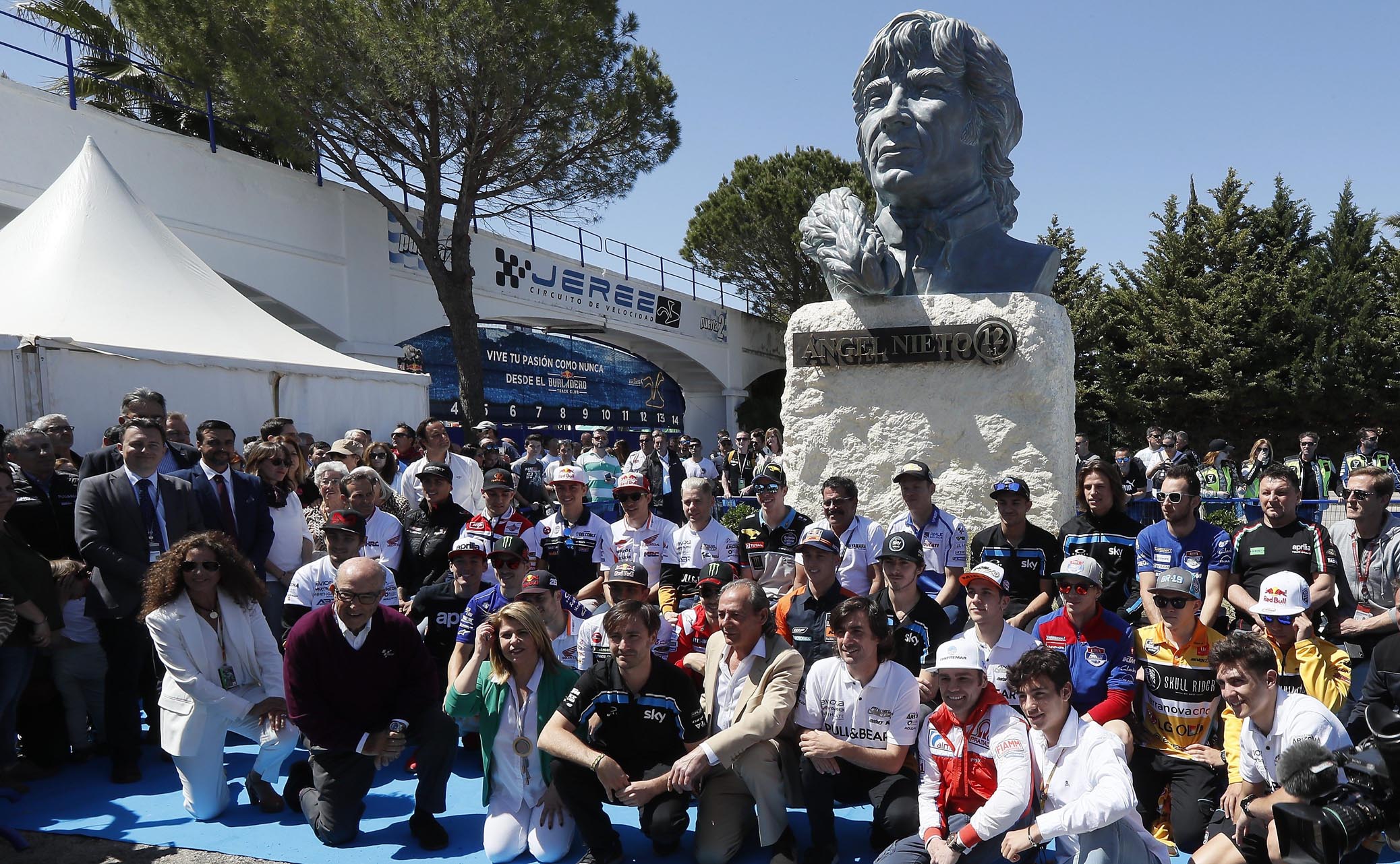 Un busto de Ángel Nieto preside la puerta principal del circuito de Jerez.