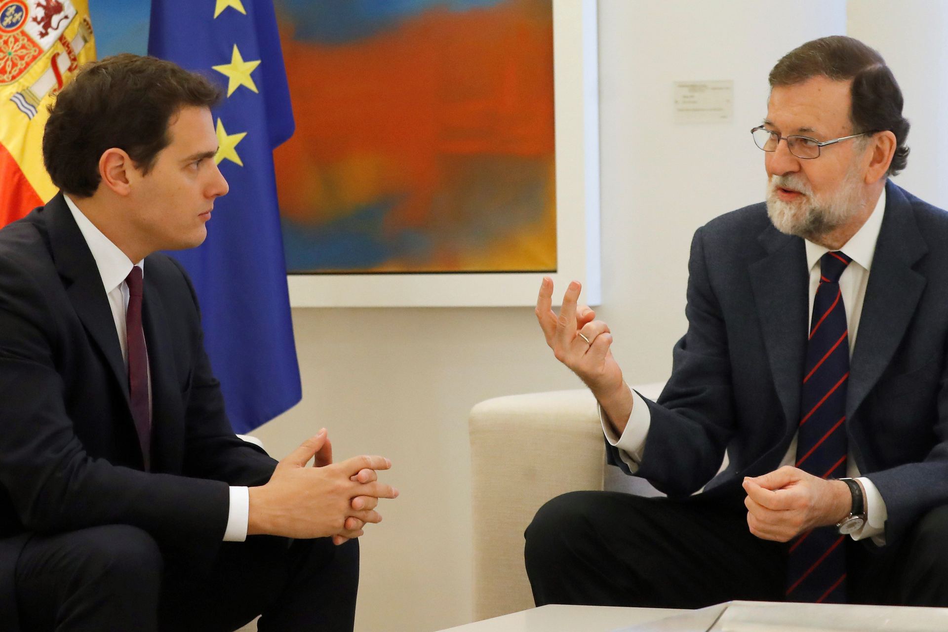 El presidente del Gobierno, Mariano Rajoy, en la reunión que mantuvo ayer con el líder de Ciudadanos, Albert Rivera.