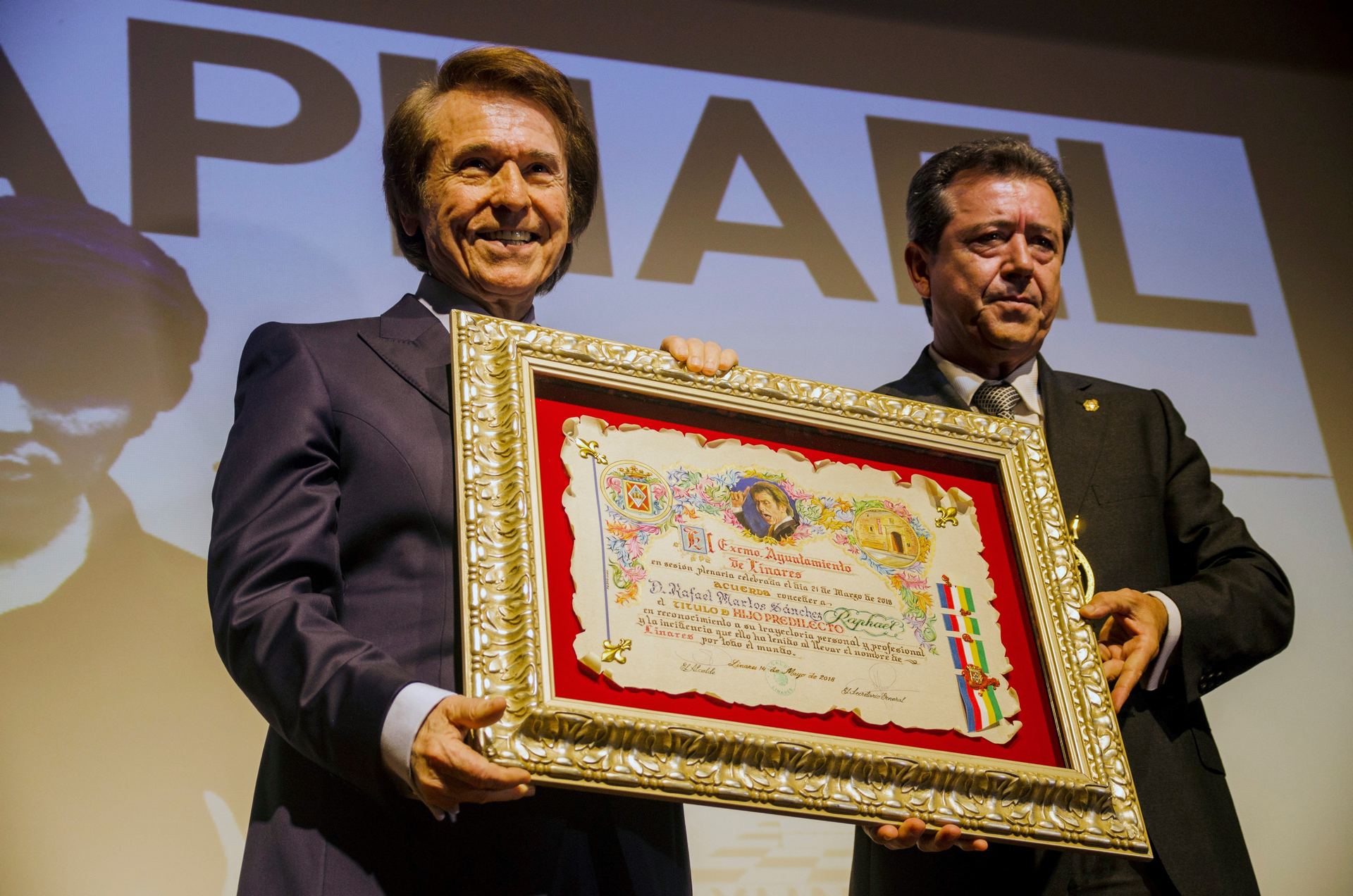 Raphael y el alcalde de Linares, Juan Fernández (d), durante el acto en el que ha sido nombrado Hijo Predilecto.