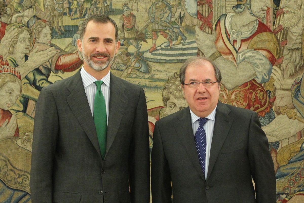 El Rey de España, Felipe VI, junto al presidente de la Junta Juan Vicente Herrera, en imagen de archivo.