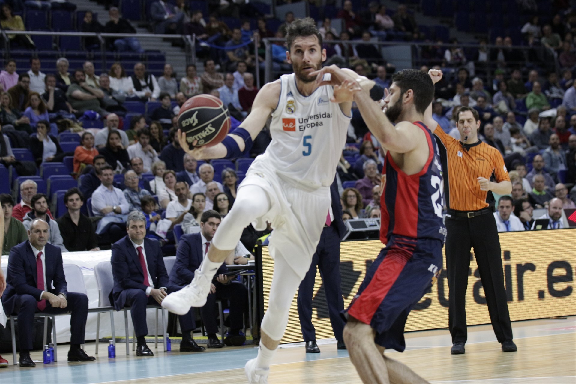 Rudy Fernández entra a canasta.