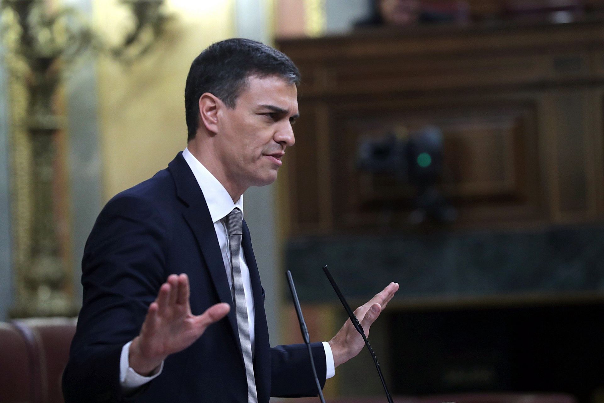 El secretario general del PSOE, Pedro Sánchez, durante una de sus intervenciones desde la tribuna de oradores de la Cámara Baja .